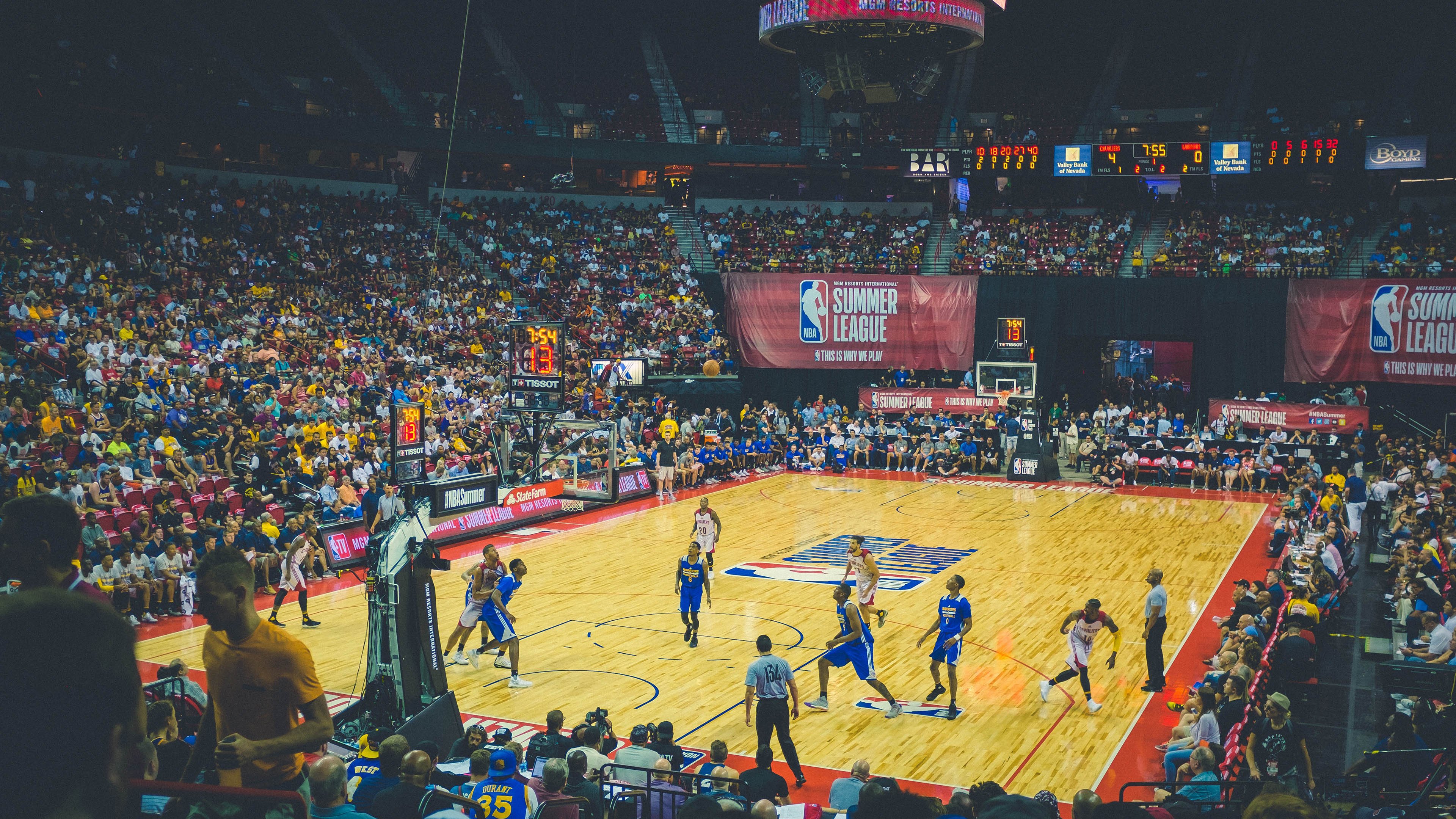 世界体操锦标赛男子团体决赛 中国队上演惊险逆转