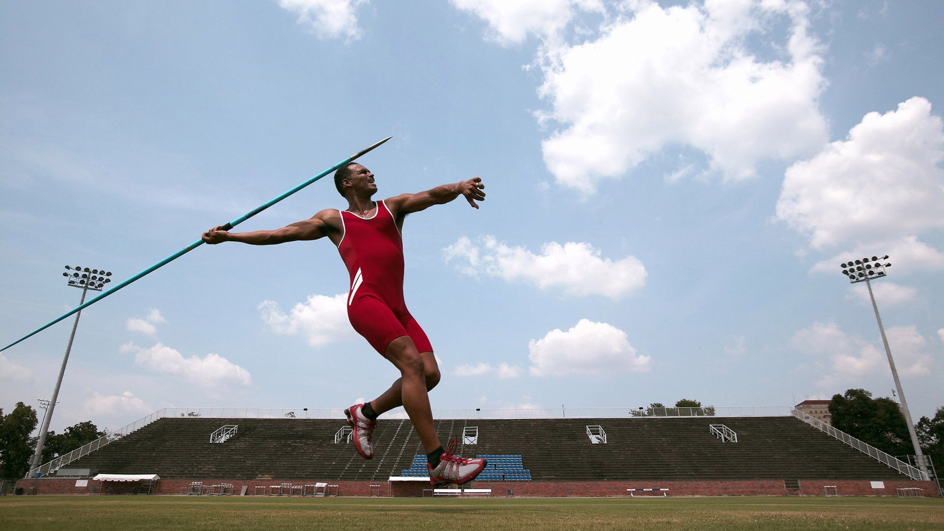 田径赛事吸引大量观众关注